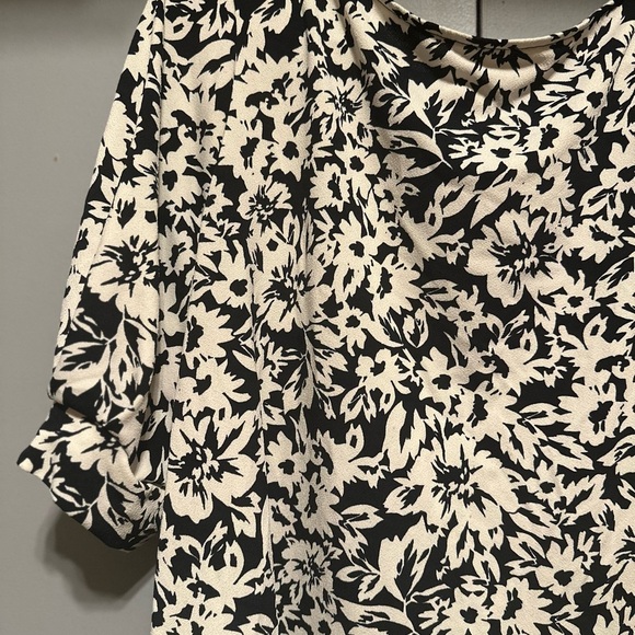 ❤️H&M - Short Sleeve Black & White Floral Blouse (Size XL) - Picture 3 of 10